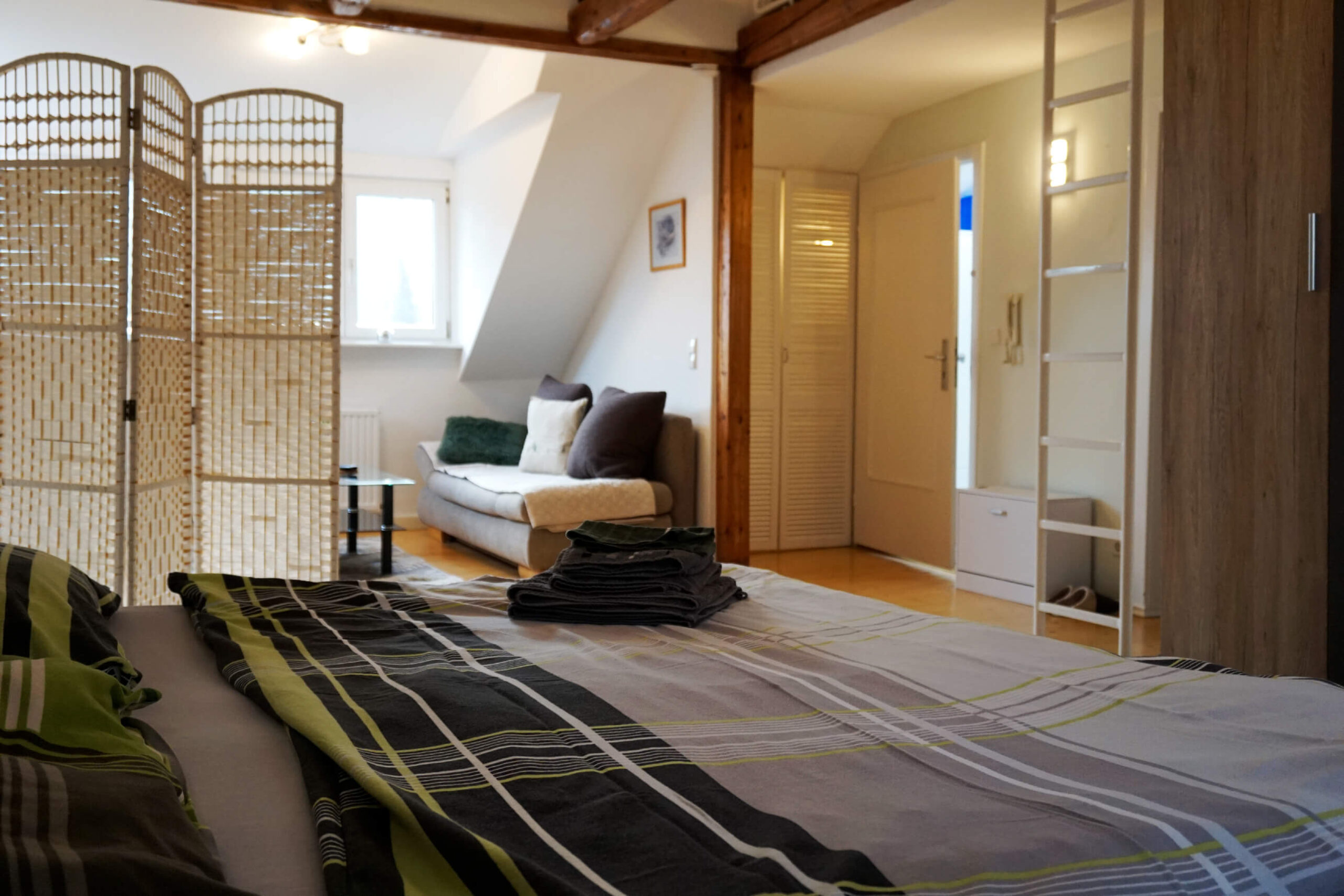 Fewo-DG-Wohn-Schlafzimmer